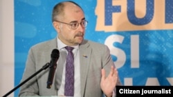 د افغانستان لپاره د اروپایي ټولنې ځانګړی استازی ژیل برتراند يوې غونډې ته وينا کوي ـ انځور له ارشيفه
