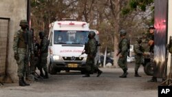 Kola hitne pomoći napuštaju Litoral kaznionicu nakon nemira u zatvoru, u Guaiakuilu, Ekvador, u sredu, 29. septembra 2021.