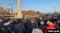 საპროტესტო დემონსტრაციამ გმირთა მოედანზე საავტომობილო მოძრაობა გადაკეტა