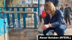 Locuitori din Bălți stau la coadă la una dintre fântânile din oraș, pentru a se aproviziona cu apă, 16 martie 2026.