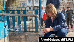 Мешканці Бєльців стоять у черзі до одного з міських бюветів, щоб набрати води, 16 березня 2026 року