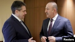 Nemes daşary işler ministri Sigmar Gabriel we  türk daşary işler ministri Mewlüt Çawuşoglu. 8-nji mart, 2017 ý.