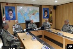 Fotografie publicată pe 23 iunie 2025 de serviciul de presă al armatei iraniene: comandantul suprem al armatei iraniene, generalul Amir Hatami (centru), însoțit de comandanți de rang înalt ai armatei, la sediul central Zolfaghar, Iran.