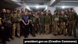 Președintele Ucrainei, Volodimir Zelenski, vizitându-i pe militarii din regiunea Mikolaiv, 18 iunie 2022