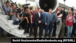 Grupul de deținuți ucraineni întâmpinați la Kiev de președintele Volodimir Zelenski. 7 septembrie 2019