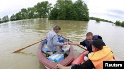 Рятувальники надають допомогу потрепілим від повені поблизу міста Плоцьк (Центральна Польща), 24 травня 2010 року 