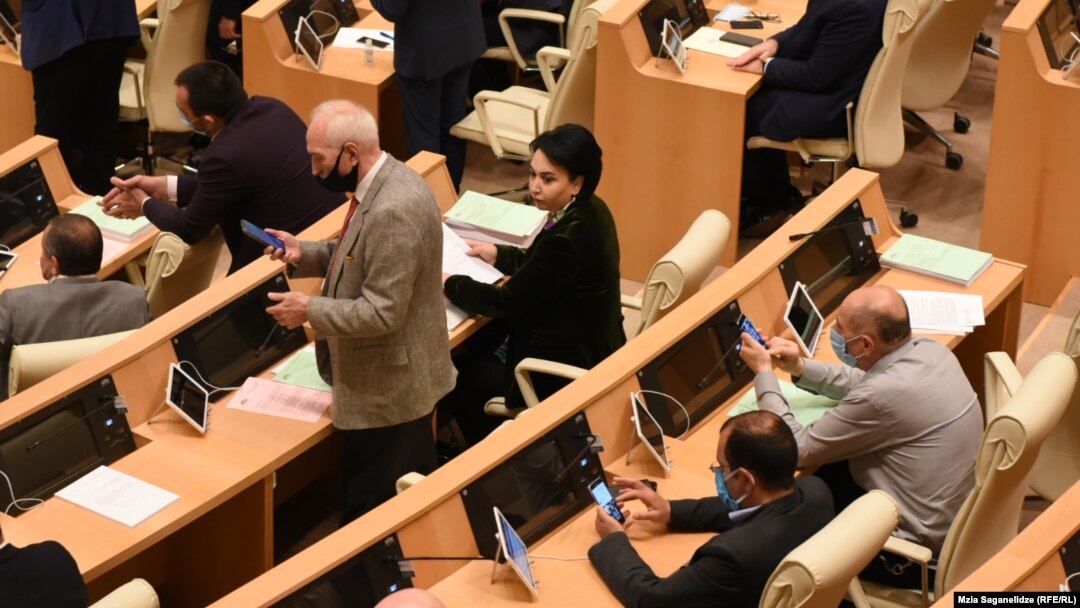 Независимый депутат Эка Беселия и вовсе предложила увеличить квоты до одной трети