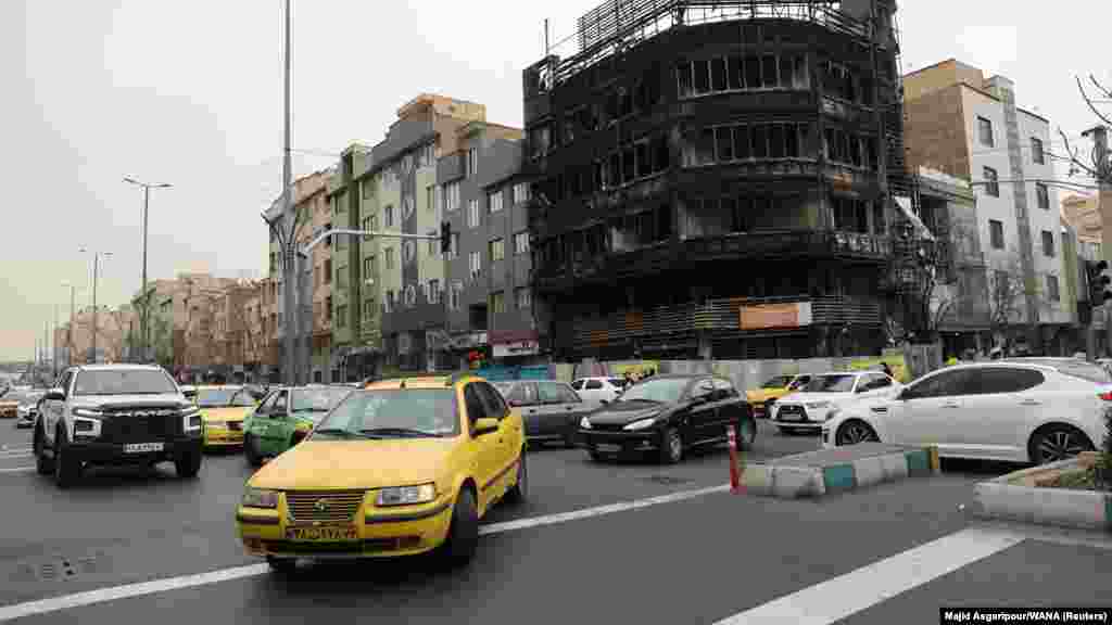 Zapaljena zgrada u Teheranu koja je bila povezana s bankom Ayandah, kompanijom koja je propala u oktobru usred optužbi za korupciju.Prema navodima nekih posmatrača, slom te banke doprinio je ekonomskoj krizi koja je dovela do izbijanja masovnih protesta.