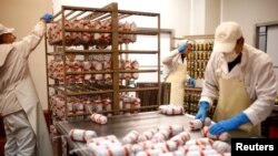 Halal kolbasa öndürilýän mahaly, 2016-njy ýylyň 2-nji dekabry.