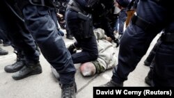 A cseh rohamrendőrség védte a prágai orosz nagykövetséget a feldühödött tüntetőktől 2021. április 18-án.