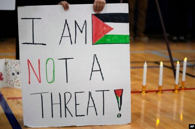 Mbishkrimi “Nuk jam kërcënim” me flamurin e palestinezëve.