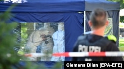 German police officers investigate the crime scene where Tornike Kavtarashvili was fatally shot in the head in Berlin in August 2019. 