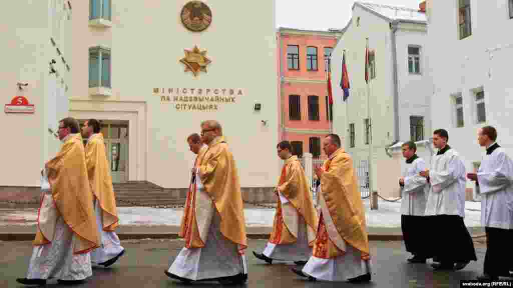 На вуліцы Рэвалюцыйнай, ля будынку МНС