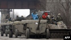 Trupe ucrainene retrăgînd armamentul greu în baza prevederilor Acordului de la Minsk