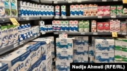 Produkte të "Vita", por edhe prodhuesve të tjerë të qumështit të ekspozuara në raftin e një dyqani ushqimor në Kosovë. Fotografi ilustruese nga arkivi.