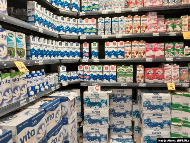 Në tregun e Kosovës ka qumësht të markave të ndryshme.