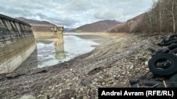 Lacul Barajului hidrotehnic de la Paltinu de pe râul Doftana, golit din motive tehnice, pentru reparații. Ulterior, populația din zonă nu a mai putut fi alimentată cu apă potabilă prin sistemul centralizat de apă curentă. 