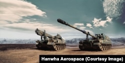 Obuziere autopropulsate ale Hanwha Aerospace: K9 (dreapta) și K10 (stânga).