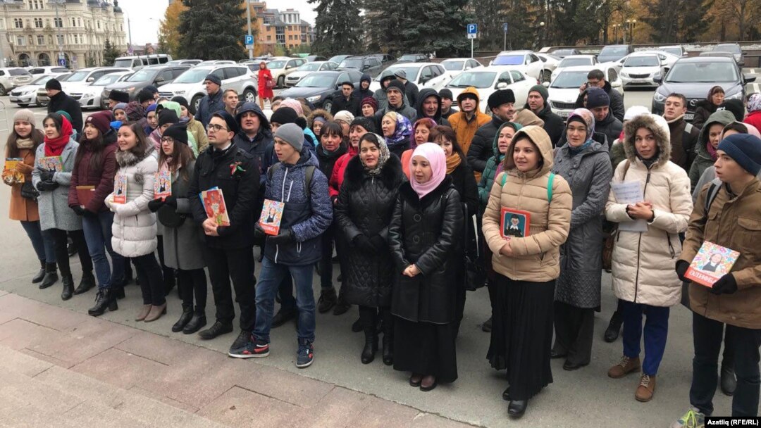Дәүләт шурасы бинасы янына килүчеләр, 26 октябрь 2017