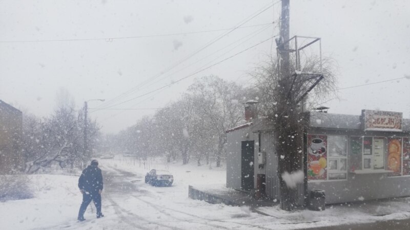 В Симферополе – огромные пробки из-за обильного снегопада
