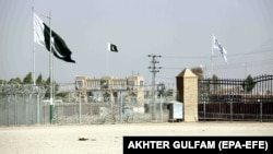 بیرق های پاکستان و طالبان در دو طرف مرز سپین بولدک 