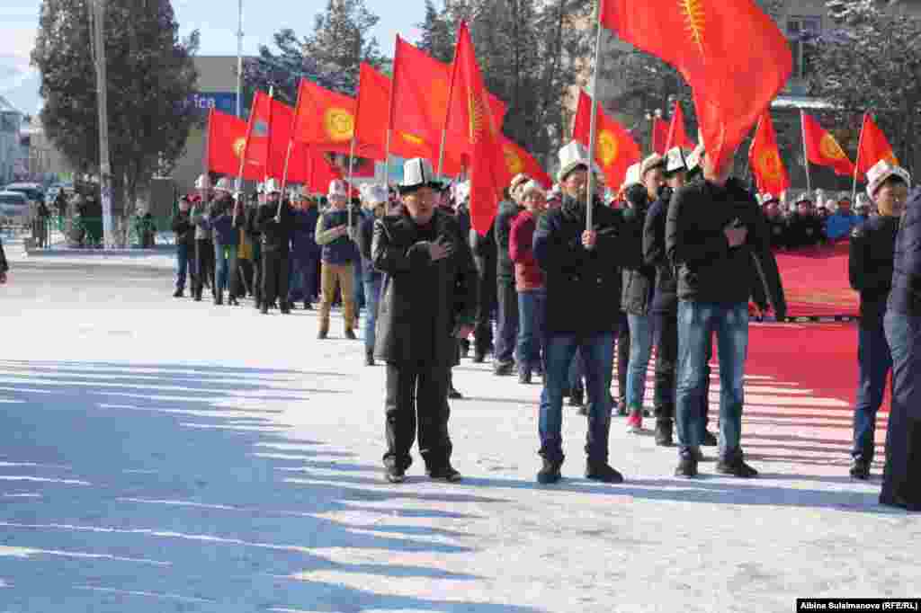 Таласта флешмоб уюштурулуп, студенттер&nbsp;Бердике Баатыр жана Мырзалиев көчөлөрүнөн кесилишинен баштап борбордук аянтка чейин желектерди көтөрүп, жөө жүрүш жасады.