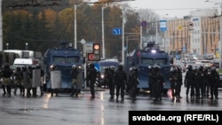 Під час розгону мітингувальників силовики застосовують світло-шумові гранати, сльозогінний газ, водомети, стріляють у повітря, б'ють людей кийками