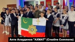 Школьники Владимира с флагом спецназа "Ахмат" во время записи обращения