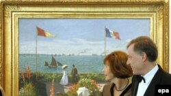 Президент Германии Хорст Келер и его супруга стоят перед картиной Клода Моне «Сад в Сент-Адрессе»