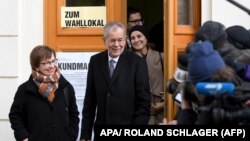 الکساندر فان در بلن، نامزد مستقل که مورد حمایت سبزهاست، تا اینجا نزدیک به ۵۴ درصد آرا را از آن خود کرده است.