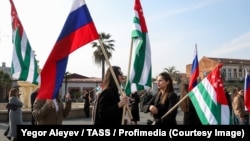 ფოტო არქივიდან: ოკუპირებული აფხაზეთისა და რუსეთის დროშები