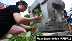 Zbog smrti kamermana aktivisti su organizovali protest u Tbilisiju, gde su ostavljali cveće i palili sveće.