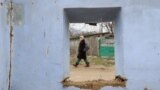 Moldova-Poverty-Scene from Pus si Simplu movie-Edinet 04