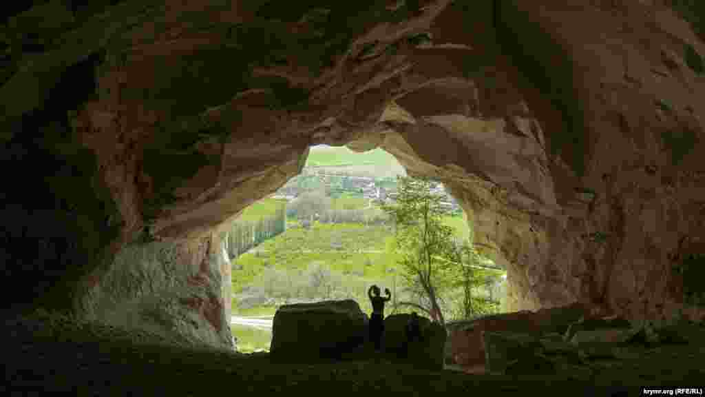 Селфи внутри грота с видом на долину реки Биюк-Карасу