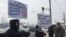 Участники пикета в поддержку Бектура Асанова, Кубанычбека Кадырова и Эрнеста Карыбекова около ИК №47. Бишкек, 5 февраля 2018 г.