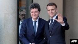 Președintele Nicușor Dan (stânga) întâmpinat marți la Paris de omologul său francez, Emmanuel Macron.