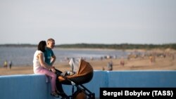 Горожане на набережной у Белого моря в Северодвинске. 