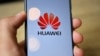 Logoja e kompanisë Huawei në një telefonave të kësaj kompanie.