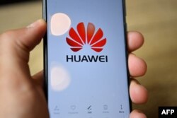 Продажи смартфонов Huawei и другой продукции фирмы рухнули после введения американских санкций