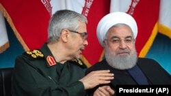 Predsjednik Irana Hassan Rohani, sa generalom Oružanih snaga Mohammadom Hosseinom Bagherijem