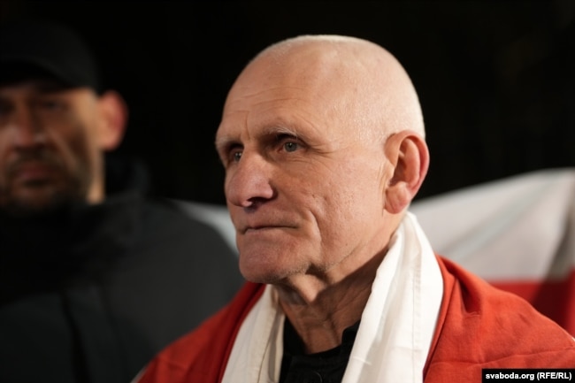 Алесь Бяляцкі каля амбасады ЗША ў ВІльні пасьля вызваленьня з-за кратаў у Беларусі і вывазу ў Літву. 13 сьнежня 2025