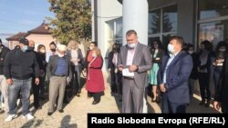 Протести на родители, наставници и ученици пред гимнацијата во Дебар.