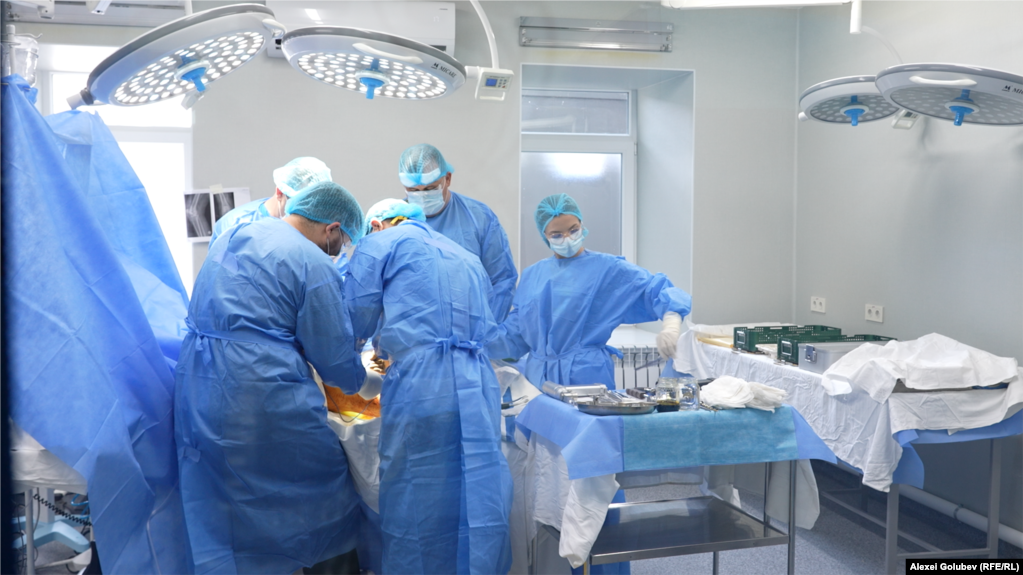 Doktori u operacionoj sali, arhivska fotografija