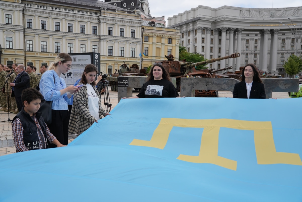 У Києві відзначили День кримськотатарського прапора: стяг розгорнули на Михайлівській площі