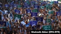 Supporters of hard-line Pakistani Sunni groups shout slogans during an anti-Shiite demonstration in Karachi on September 20.