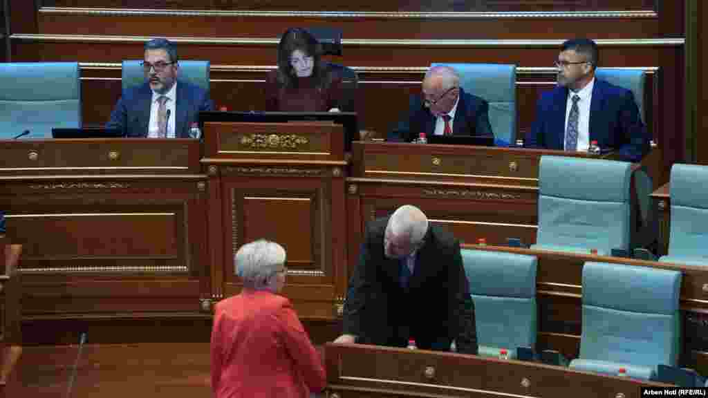 Ministjra e Drejtësisë, Donika Gërvalla, dhe ai për Punë të Brendshme, Xhelal Sveçla, duke biseduar gjatë vazhdimit të parë të seancës, të mbajtur mëngjesin e 28 prillit. 