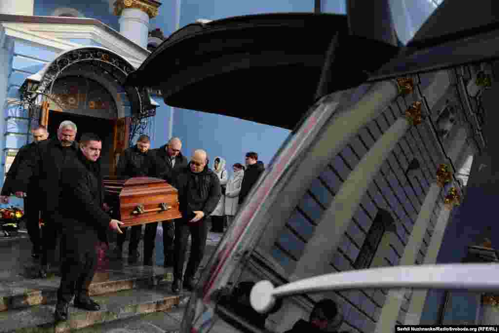 Труну з тілом загиблого медика Сергія Смоляка виносять із Михайлівського собору. Київ, 12 січня 2026 року