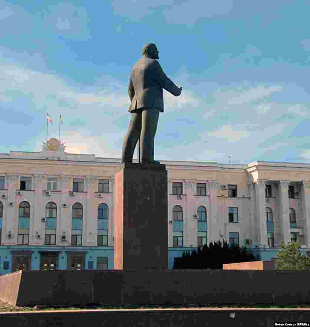 Another Lenin monument in front of the Crimean government building in Simferopol.&nbsp;