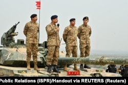 Асим Мунир выступает перед военнослужащими в день начала учений "Удар молотом" на севере Пакистана вблизи границы с Индией. 1 мая 2025 года