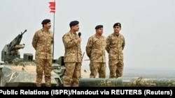 صرف نظر از موضوع میانجی‌گری در جنگ ایران، در زمینه سیاست داخلی پاکستان، تحلیلگران معتقدند اگرچه عاصم منیر (نفر دوم از چپ) اکنون قدرتمندترین فرمانده تاریخ پاکستان محسوب می‌شود، اما تجربه نشان داده که این نوع تمرکز قدرت در این کشور چندان پایدار نمانده است.